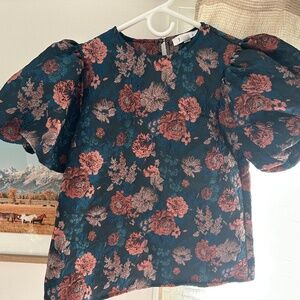 Puff sleeve floral top